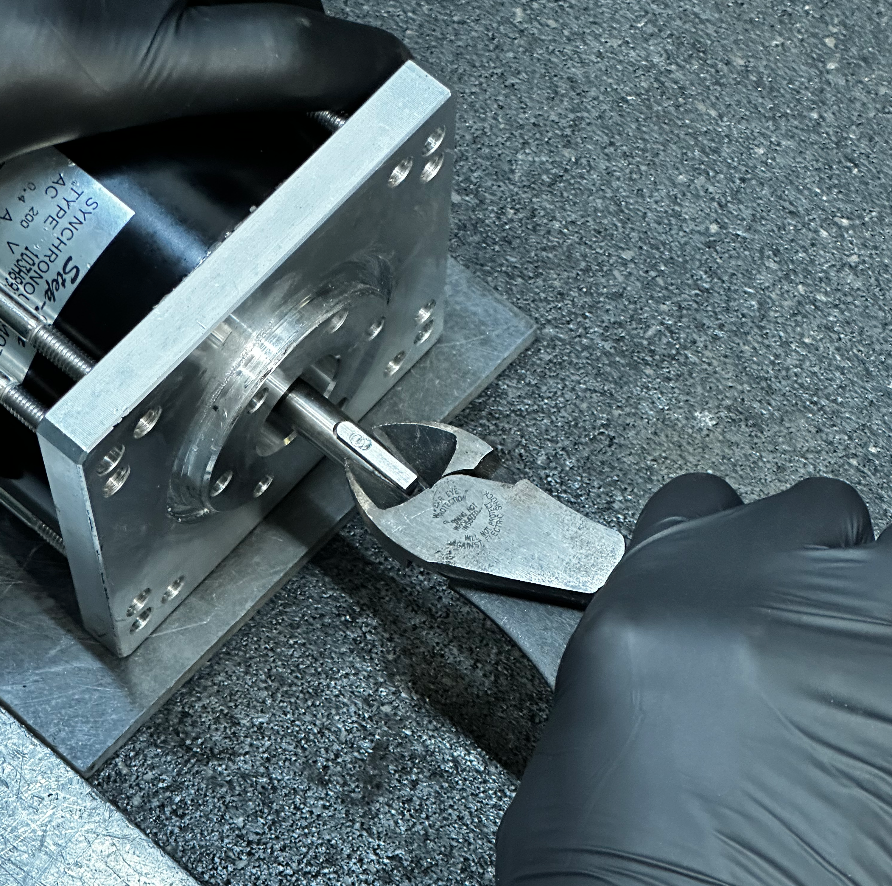 side cutters gripping the keystock