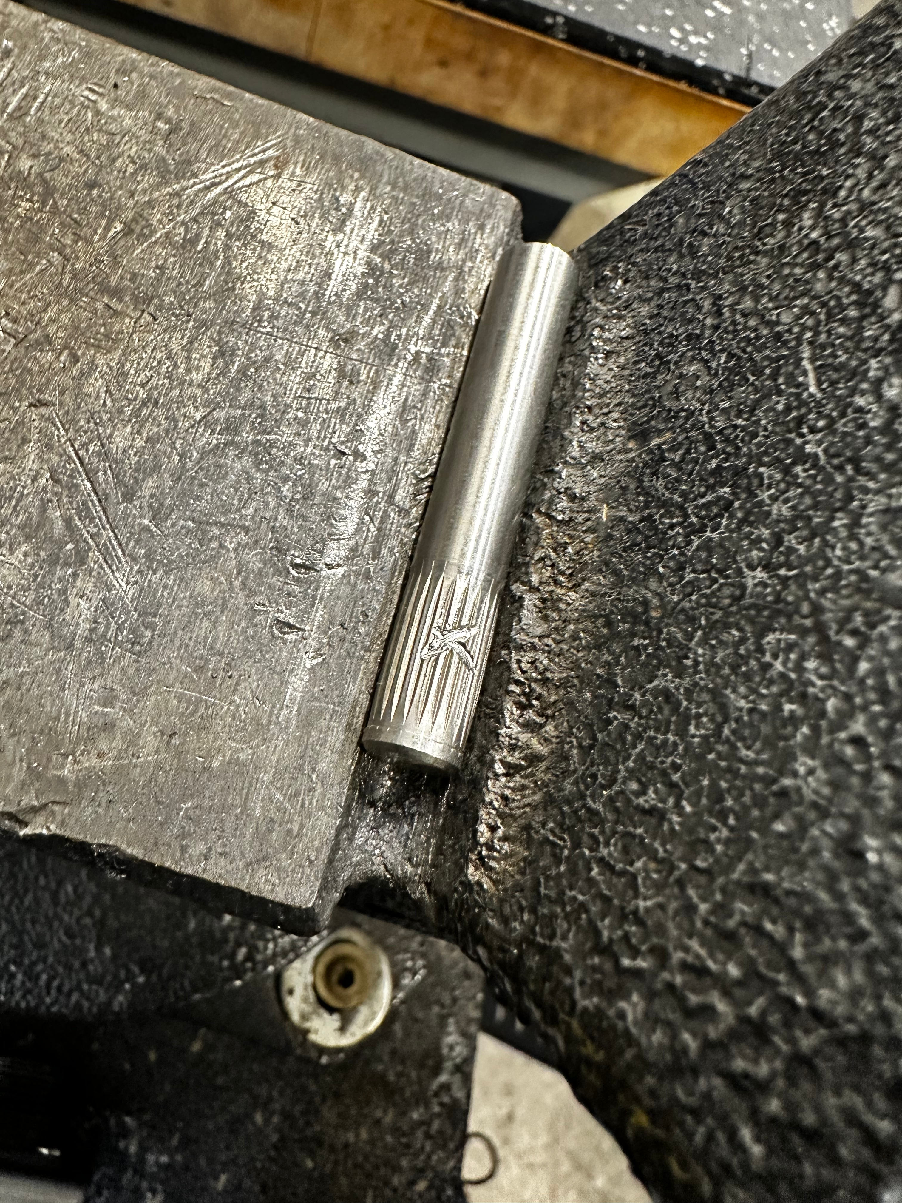 Holding the chisel to the knurling